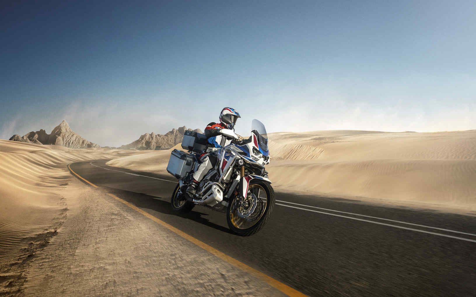 Honda Africa Twin Adventure Sports, přední pravý poloprofil, jízda po silnici pouštní krajinou