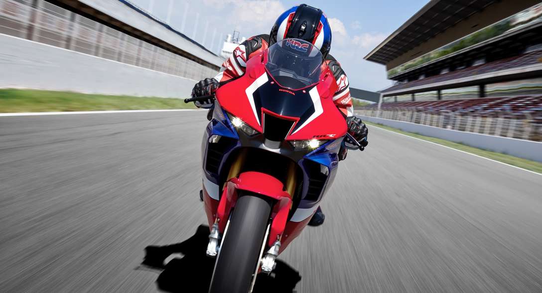 Honda CBR1000RR-R Fireblade SP, čelní pohled, s jezdcem jedoucím na závodní dráze