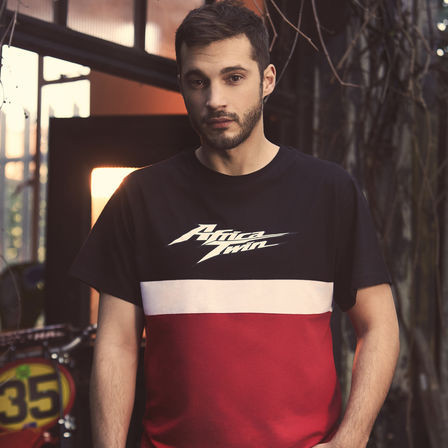 Muž v retro tričku Honda s logem Africa Twin.