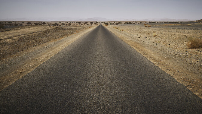 Dlouhá marocká dálnice obklopená pouští 