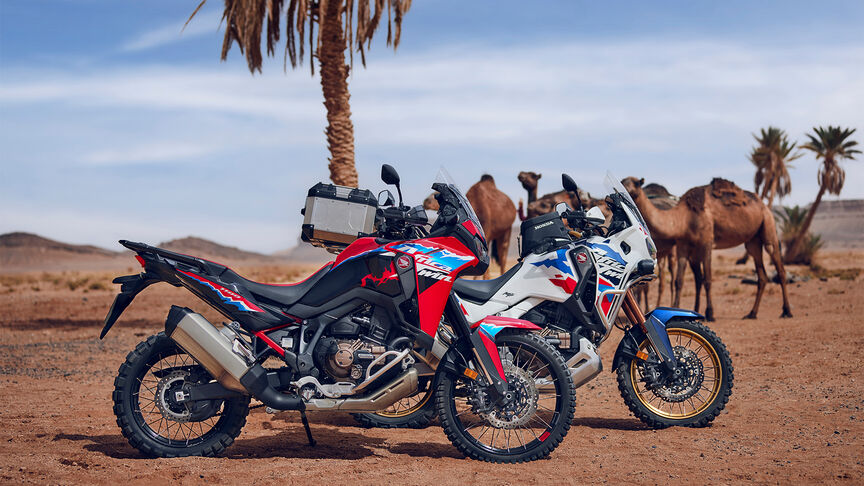 Marocká krajina se silničními jezdci na strojích Honda Adventure.