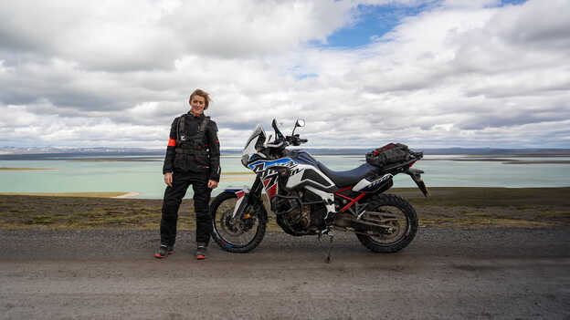 Vanessa Ruck stojící vedle motocyklu Africa Twin 