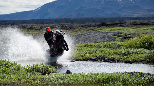 Kirian Mirabet na stroji Africa Twin projíždějící vodou 
