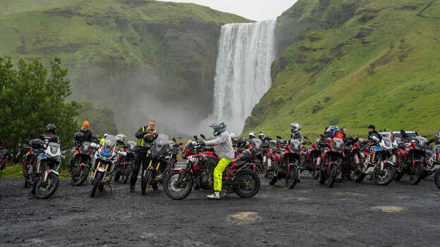 Jezdci z výpravy Honda Adventure Roads oslavující konec svého dobrodružství