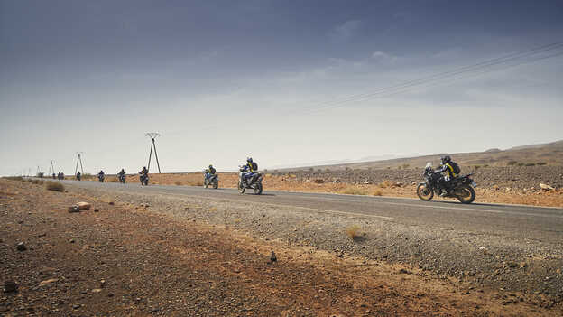 Jezdci na motocyklech Honda Africa Twin v Maroku na asfaltové silnici
