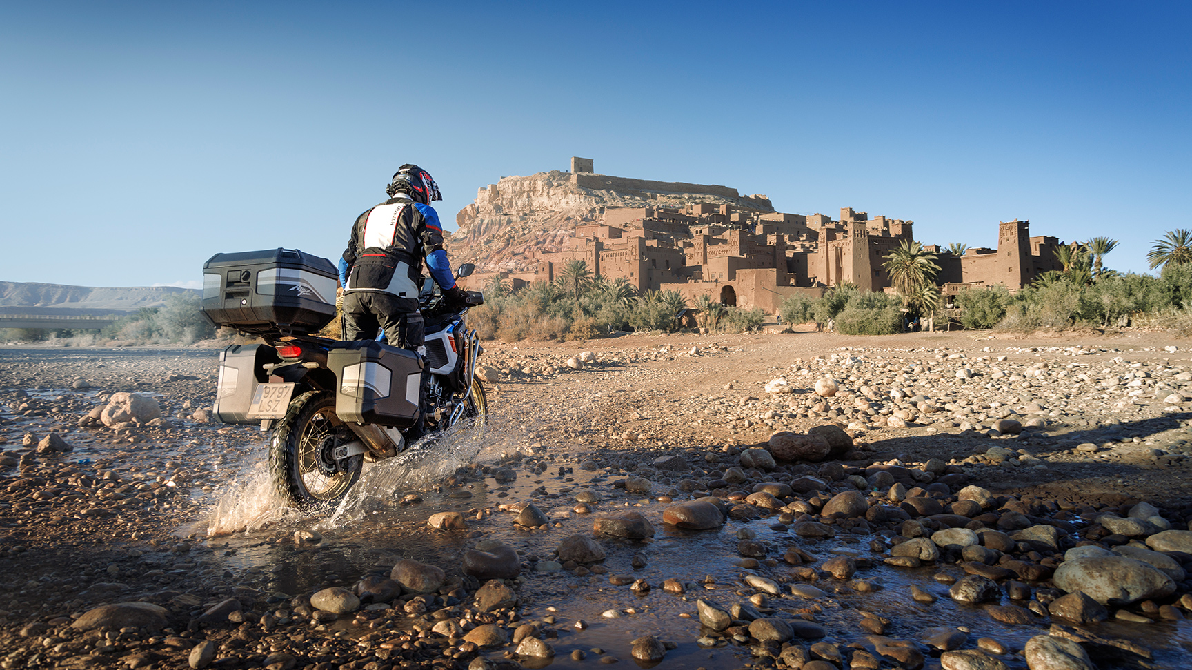 Pohled zezadu na jezdce na motocyklu CRF1100 ATAS s příslušenstvím Touring