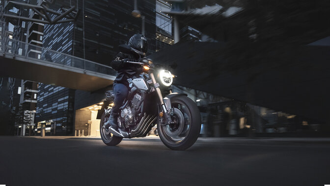 Tříčtvrtinový pohled zpředu zprava na model Honda CB650R na silnici
