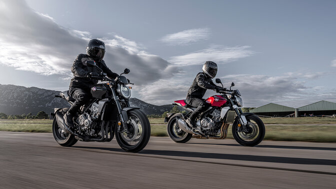 Honda CB1000R a CB1000R Black Edition na silnici