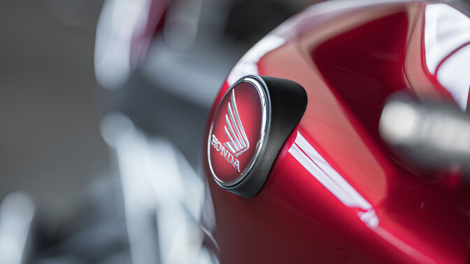 Okřídlené logo Honda na palivovou nádrž