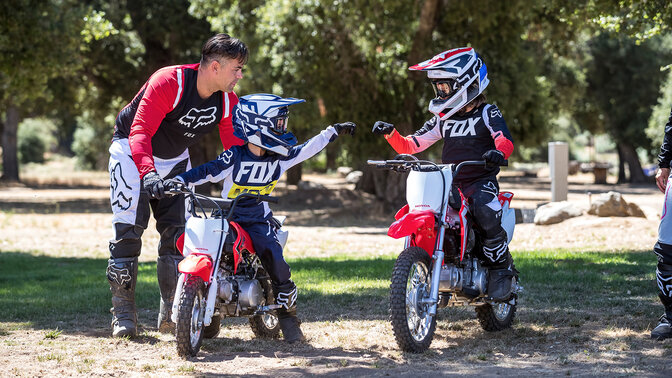 Honda CRF110F v terénu s mladými jezdci