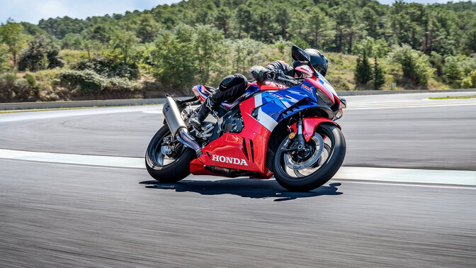 Honda CBR1000RR-R Grand Prix Red na závodní dráze