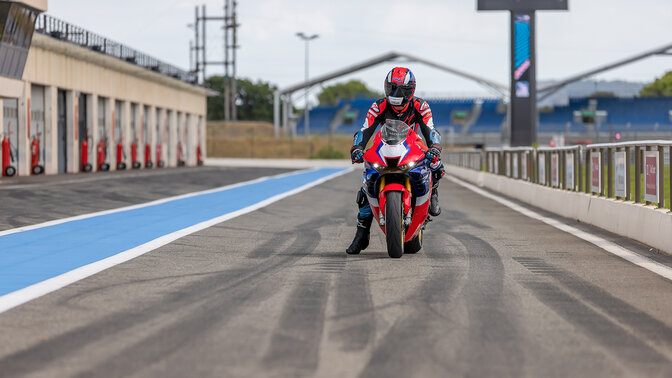 Honda CBR1000RR-R Grand Prix Red stojící na závodní dráze