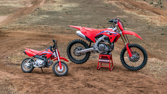 Honda CRF50R a CRF250R, stojící, v terénu