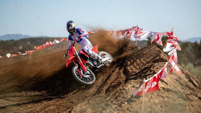 Honda CRF250R s motokrosovým jezdcem Jettem Lawrencem