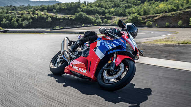 CBR1000RR-R Fireblade, s jezdcem, na trati