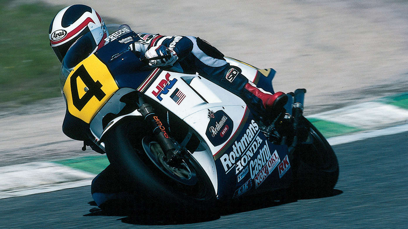 Přední tříčtvrtinový pohled na motocykl Honda s Freddiem Spencerem na trati závodů MotoGP.