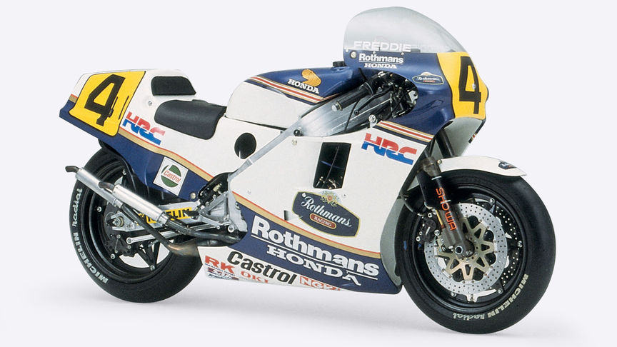 Boční pohled na motocykl Honda NSR500.