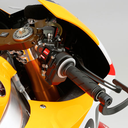 Detailní záběr ovládacích prvků supersportovního motocyklu Honda pro závody MotoGP.