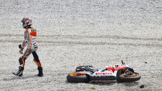 Závodník seriálu MotoGP po pádu z motocyklu.