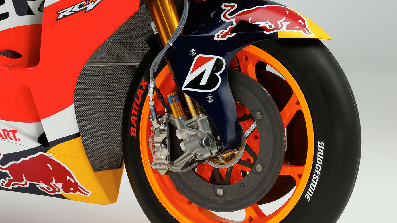 Detailní záběr kotoučových brzd motocyklu Honda.