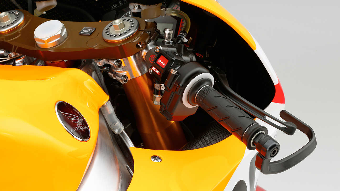 Detailní záběr motocyklu Honda s výraznými ovládacími prvky.