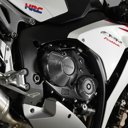 Detailní záběr motoru motocyklu Honda.