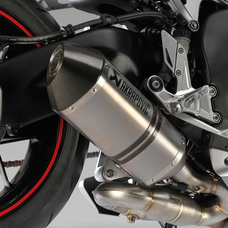 Detailní záběr výfuku motocyklu Honda.