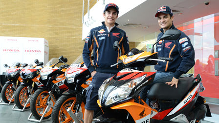 Dva závodníci MotoGP s motocykly Honda.