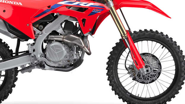 Honda CRF450R s točivým momentem v nízkých otáčkách.