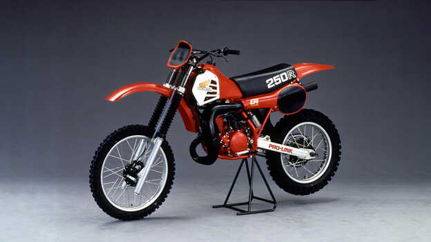 Boční pohled na motocykl Honda CR250R 1981 ve studiu.