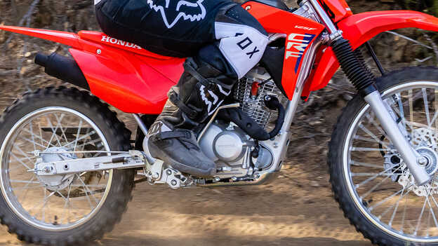 Honda CRF125F – dvojitý páteřový ocelový rám