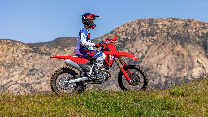 Honda CRF250R při skoku na motokrosové trati