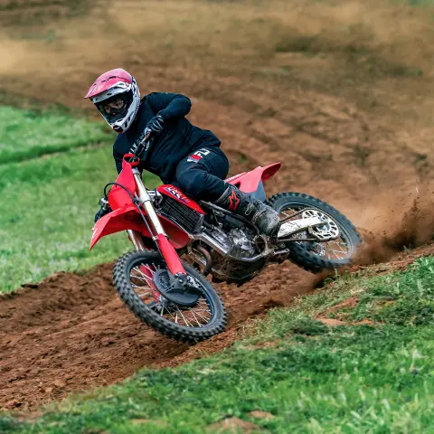 Honda CRF250R, dynamický snímek na trati s motokrosovým jezdcem