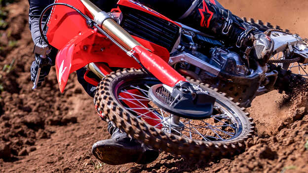CRF250R – přepracované 49mm obrácené vidlice Showa