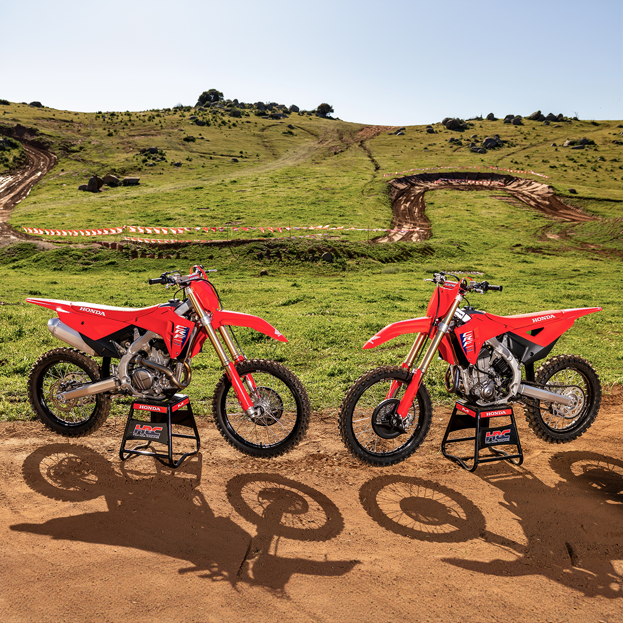 Honda CRF250R, dynamický snímek zepředu na trati s motokrosovým jezdcem