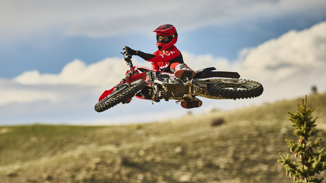 Honda CRF450R s motokrosovým jezdcem na závodní dráze