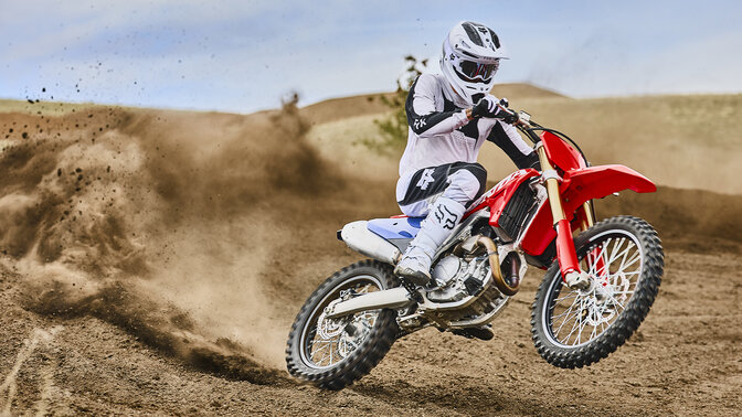 Honda CRF450R s motokrosovým jezdcem na závodní dráze
