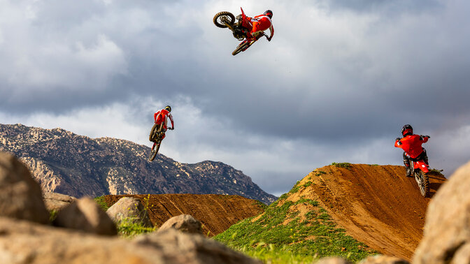 Honda CRF450R na trati s motokrosovým jezdcem