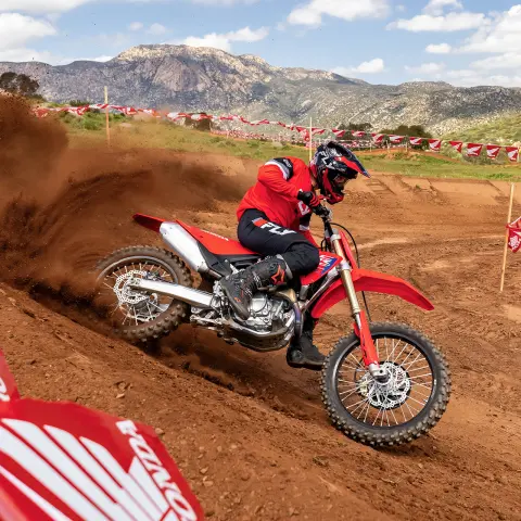 Honda CRF450R s motokrosovým jezdcem na závodní dráze