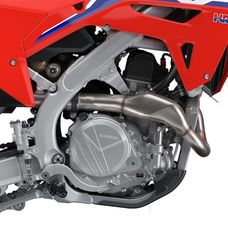Detailní záběr motoru motocyklu CRF450R.