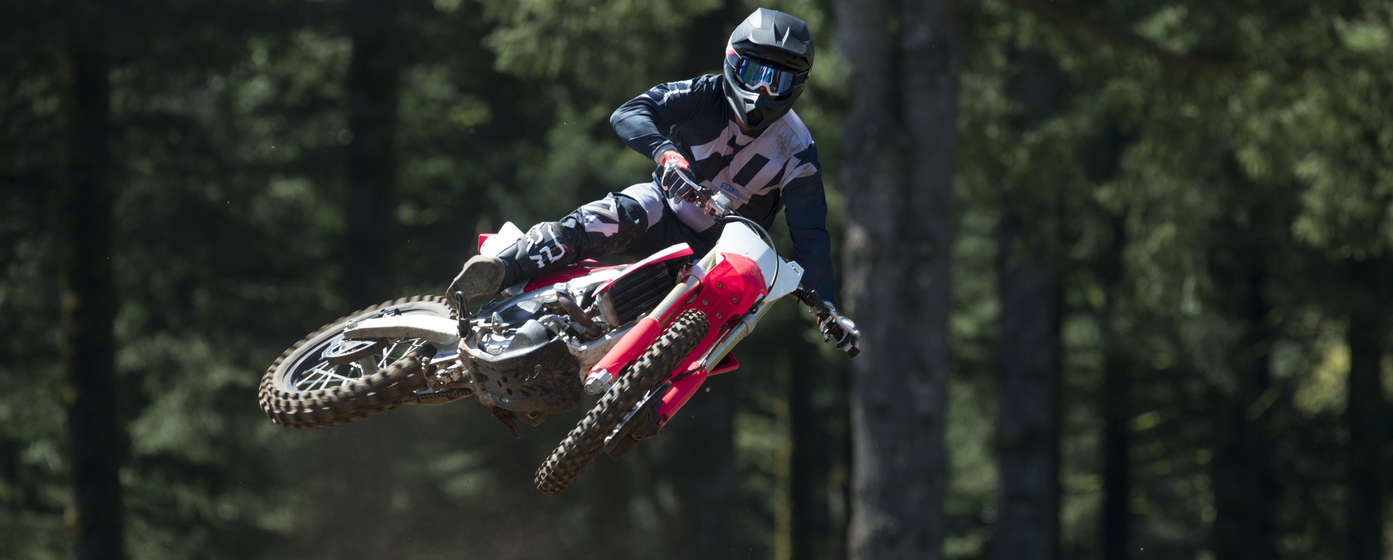 Pohled zepředu na motocykl CRF450R ve skoku s jezdcem.