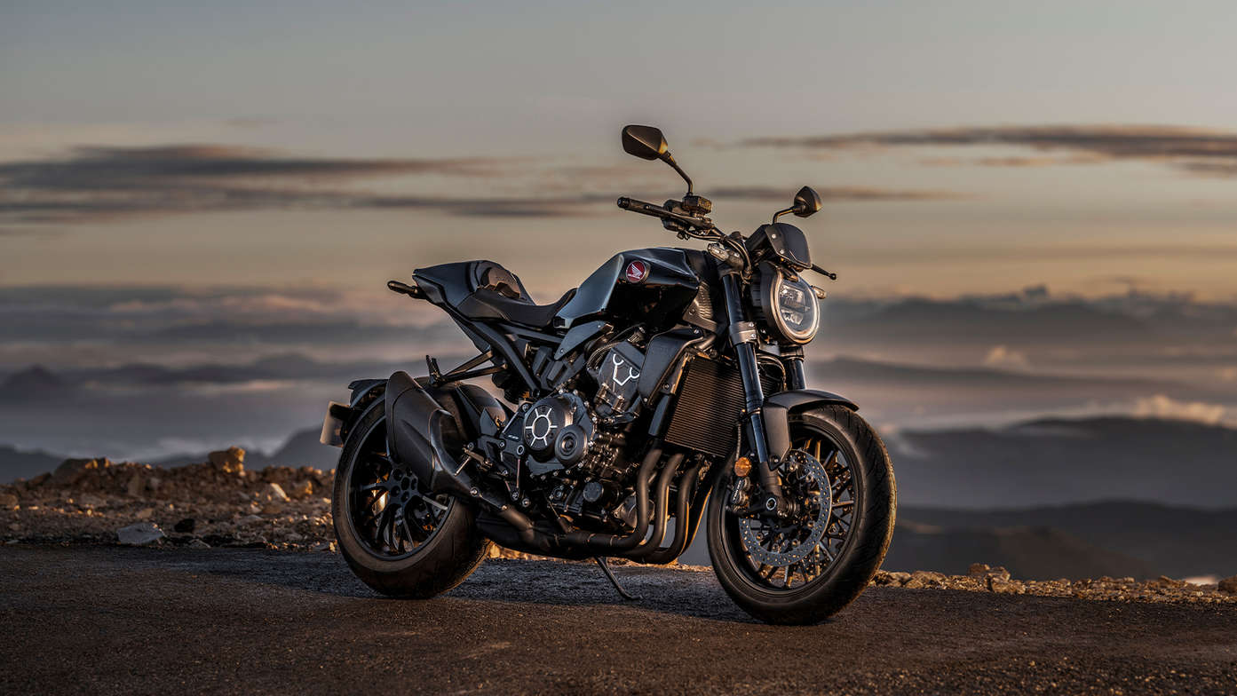 CB1000R Black edition, pravý poloprofil, stojící, na vrcholu hory