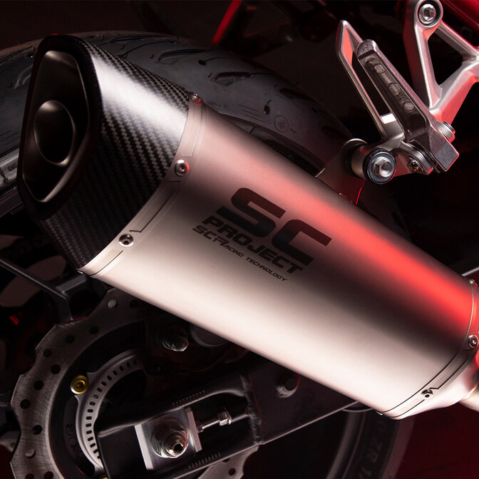 Statický snímek motocyklu Hornet s tlumičem výfuku SC-Project