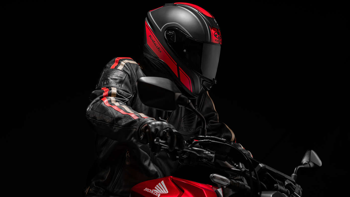 Přilba Honda Kabuto, Aeroblade V, barva Smart Flat Black Red, z pravé strany, na hlavě motorkáře