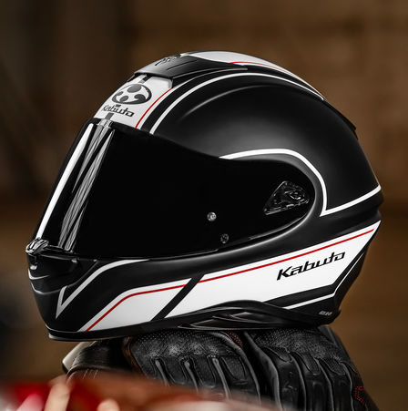 Přilba Honda Kabuto, Aeroblade V, barva Smart Flat Black White, levý boční pohled, položená na sedle motocyklu