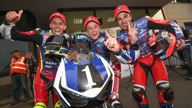 Jezdci týmu Honda slaví na vytrvalostních závodech.
