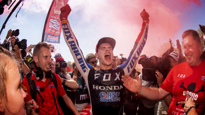 Jezdec týmu Honda oslavující vítězství na motokrosovém mistrovství světa