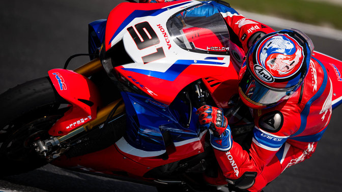 Přední tříčtvrtinový pohled na motocykl Honda Fireblade při mistrovství superbiků