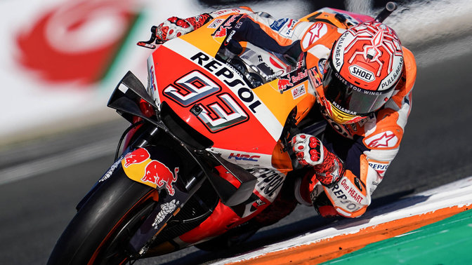Přední tříčtvrtinový pohled na motocykl Honda Fireblade při závodě MotoGP