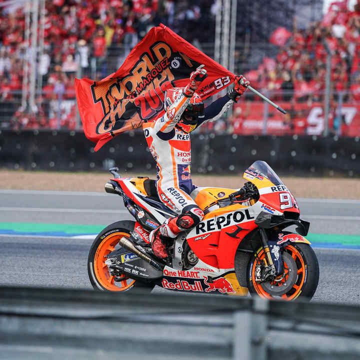 Závodník týmu Honda na MotoGP, Marc Marquez, slaví své vítězství na Firebladu.